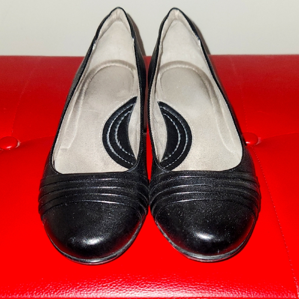 Naturalizer Black Low Heeled with Ribbed Detailing